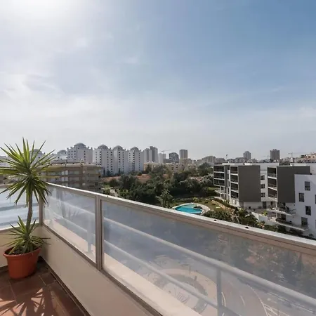 Beautiful 1 Bedroom With Stunning View דירה *
