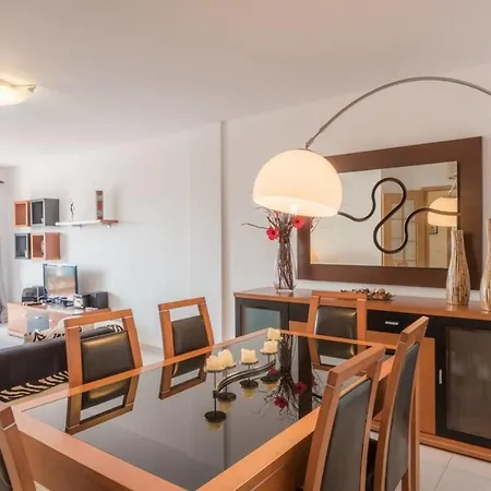 Beautiful 1 Bedroom With Stunning View Apartment *